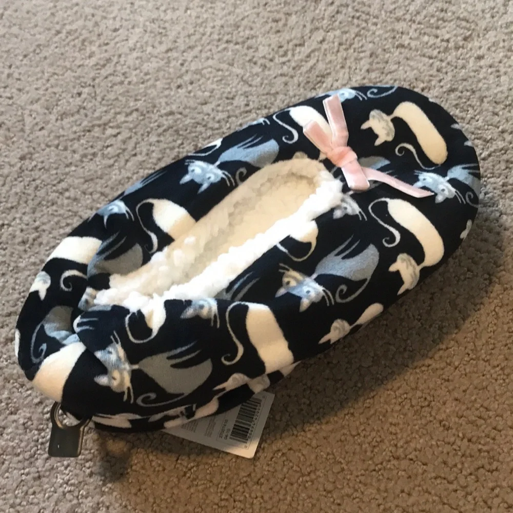 Fuzzy cat socks with grip NWT